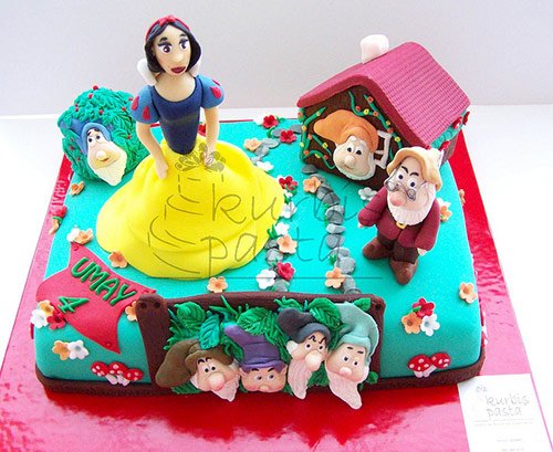 16 snow white the seven dwarfs 16 snow white the seven dwarfs in 40 Creative Cake Designs Which Will Make You Look Twice