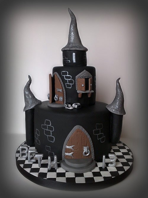 40 beths black castle cake in 40 Creative Cake Designs Which Will Make You Look Twice