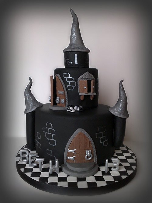 40 beths black castle cake 40 beths black castle cake in 40 Creative Cake Designs Which Will Make You Look Twice